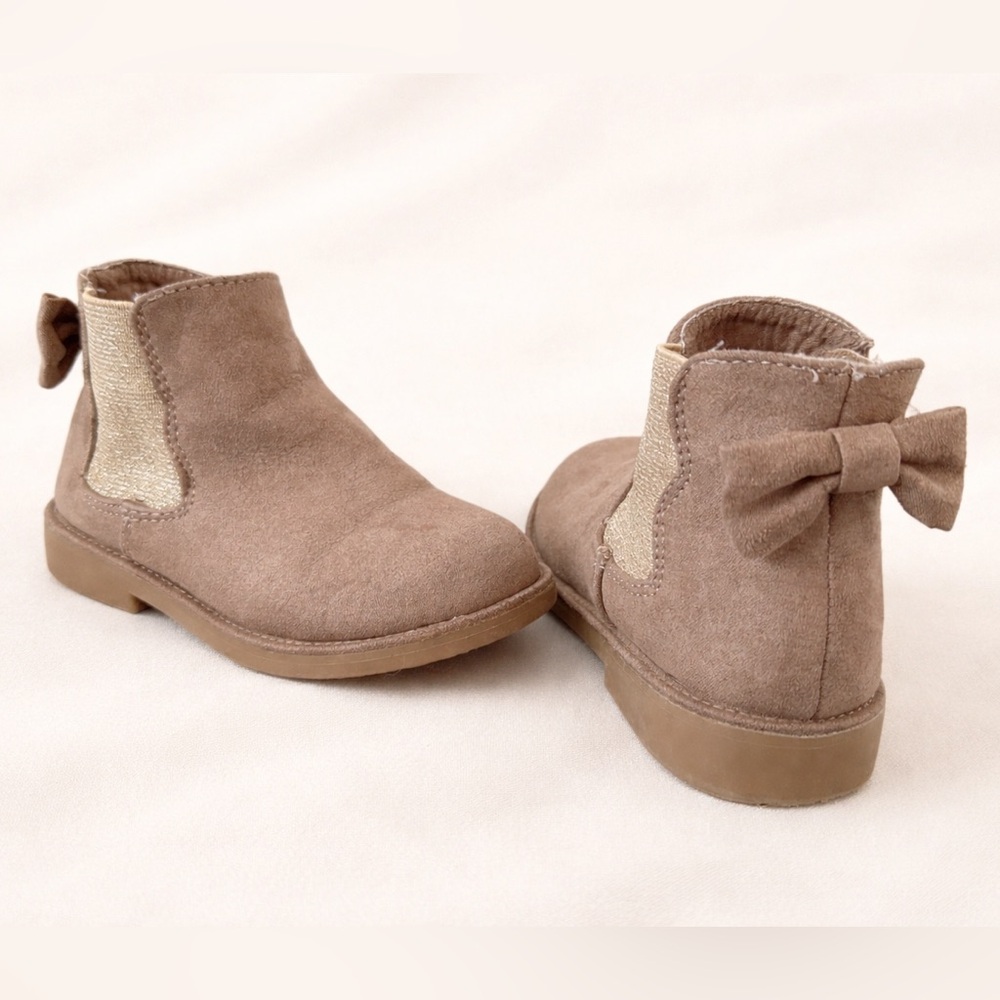 3/$30 - Kelly & Katie Kids Toddler girls Taupe Bow Chelsea Boots - size 9T